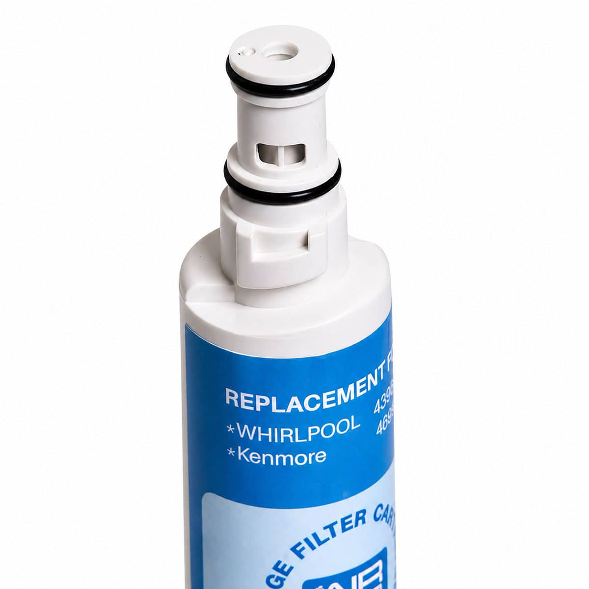 Ein weißer Wasserfilter mit blauem Etikett, auf dem 'REPLACEMENT' steht.