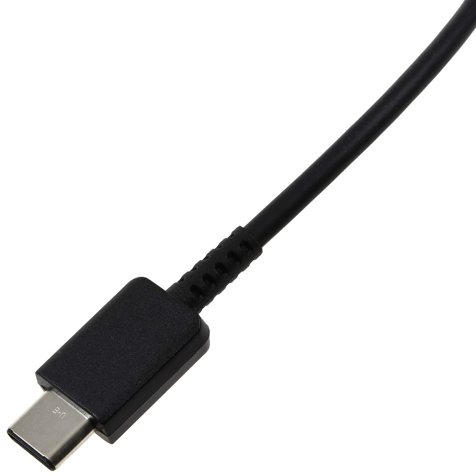 Un cavo USB-C nero con connettore argentato, su sfondo bianco.