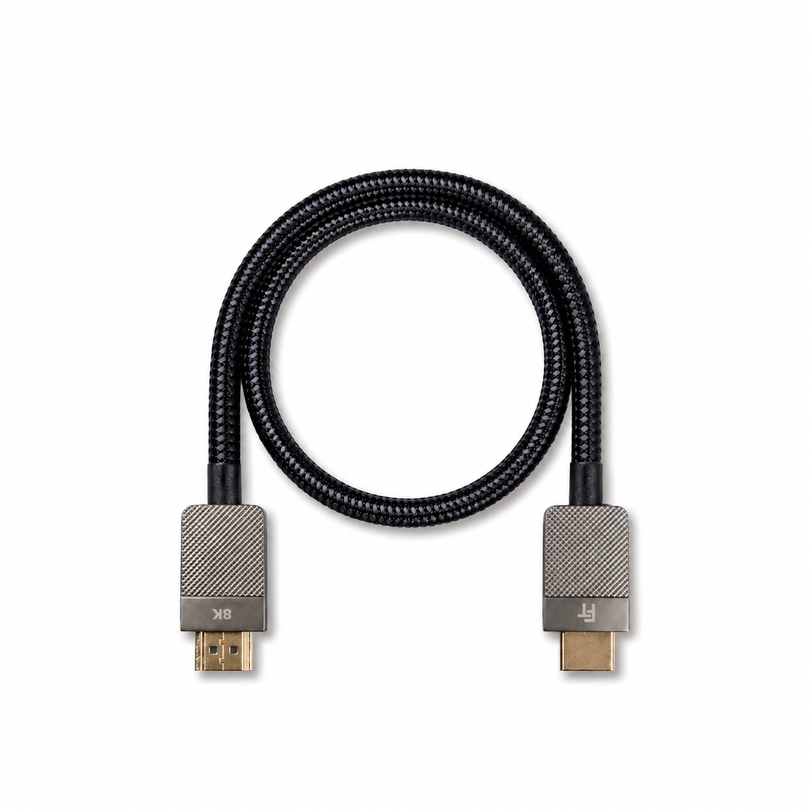 Ein schwarzes HDMI-Kabel mit 8K-Kennzeichnung und silbernen Anschlüssen liegt in einer Schleife.