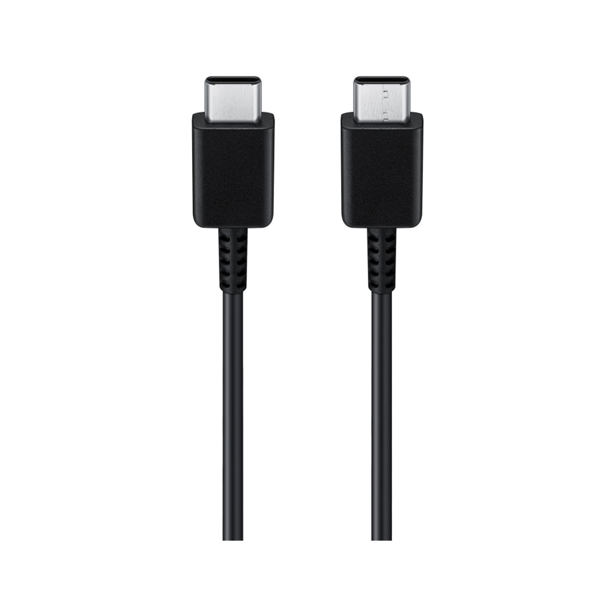 Due cavi USB-C neri uno accanto all'altro su sfondo bianco.