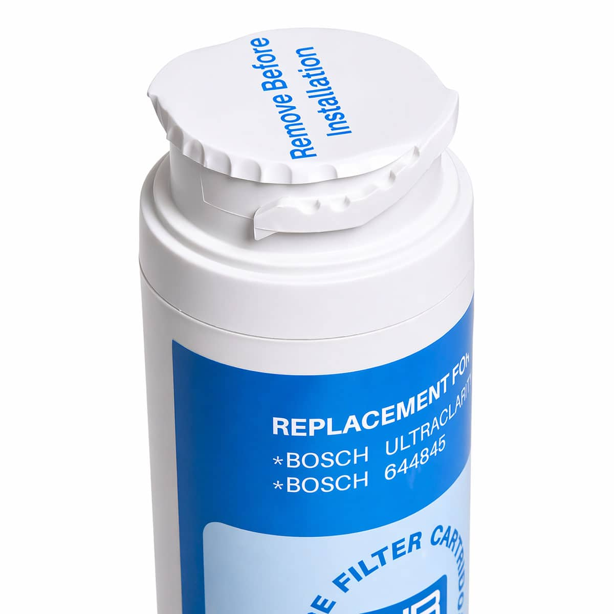 Ein weißer Wasserfilter mit blauer Beschriftung und einem „Remove Before Installation“-Aufkleber.