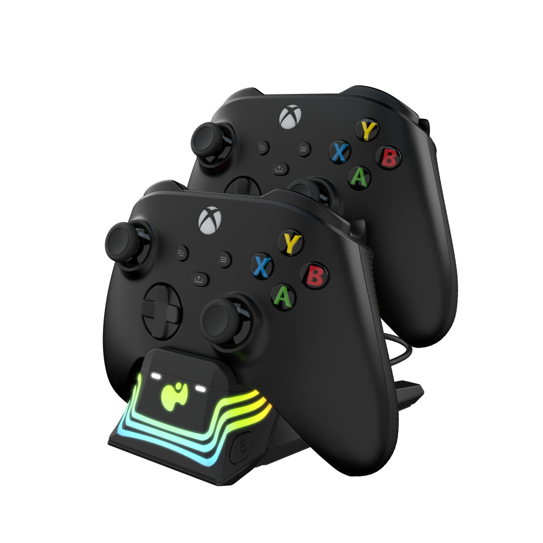 Dwa czarne kontrolery Xbox są zadokowane na stacji ładującej z kolorowymi światłami LED.