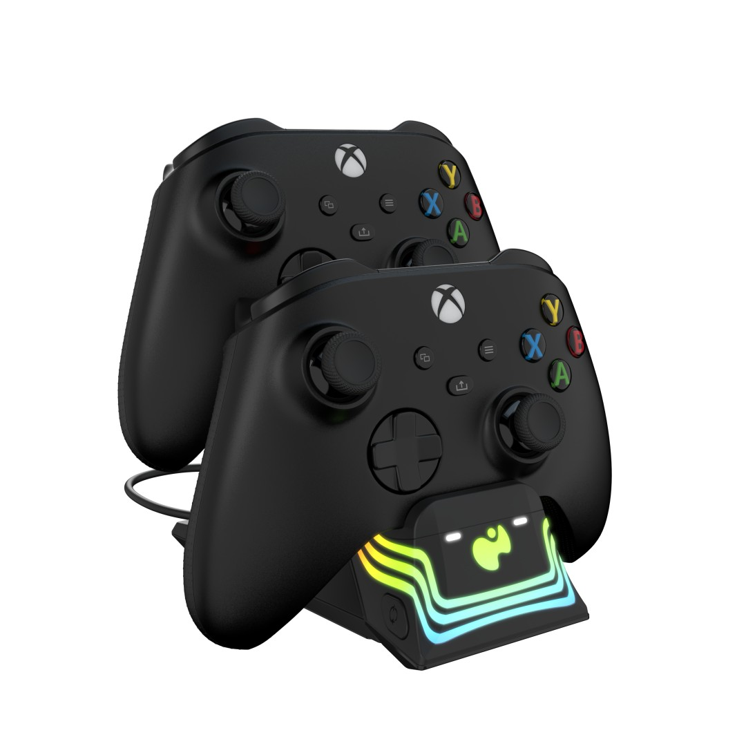 Dwa czarne kontrolery Xbox na stacji ładującej z kolorowymi światłami.