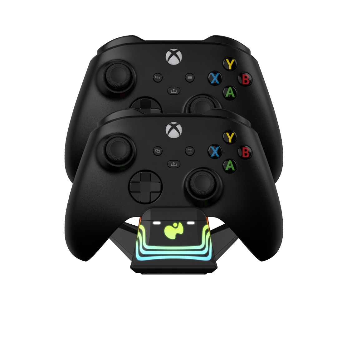 Dwa czarne kontrolery Xbox na kolorowej stacji ładującej.