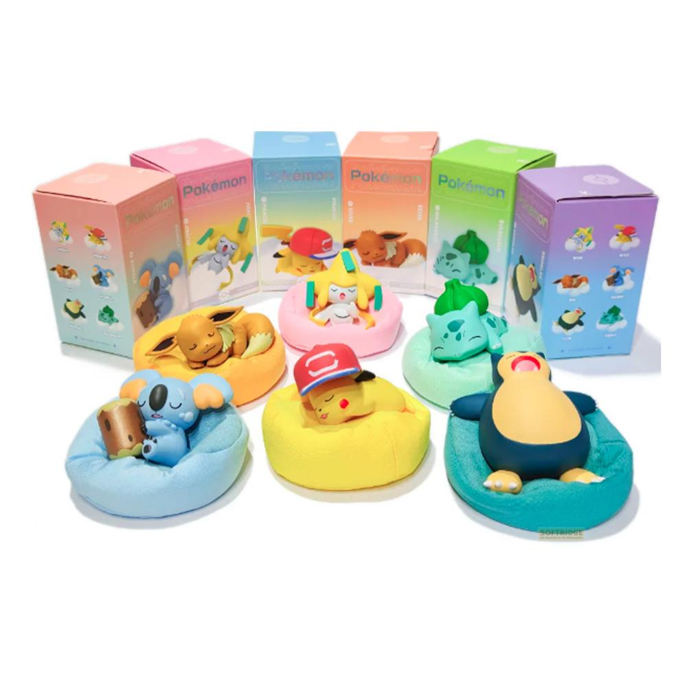 Pokemon-Figuren auf Sitzsäcken, hinter ihnen bunte Schachteln.