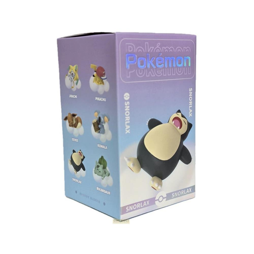 Box mit Pokémon-Figuren: Snorlax, Pikachu, Evoli, Bisasam, Jirachi, Koala.