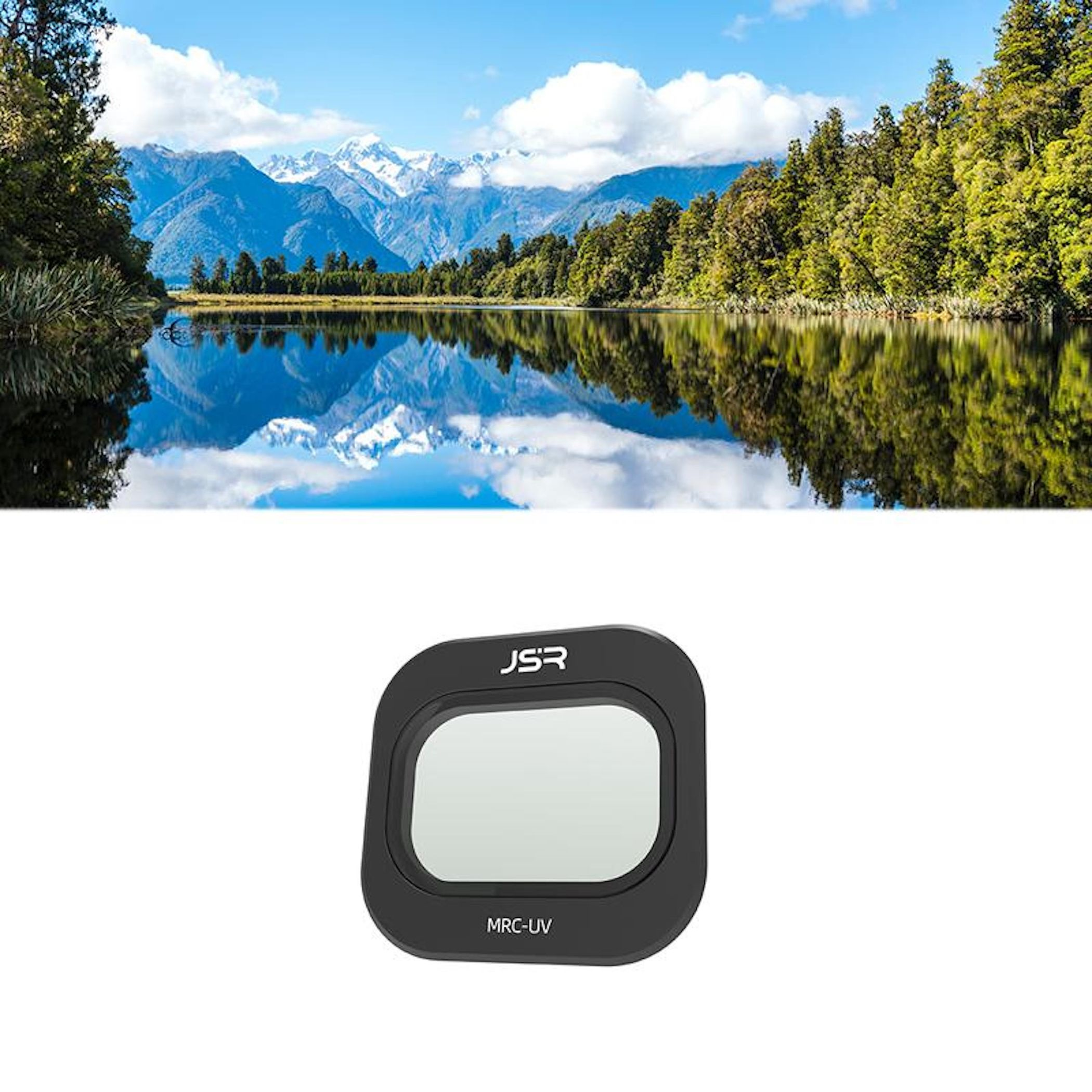 Berge spiegeln sich in einem ruhigen See vor einem Wald.