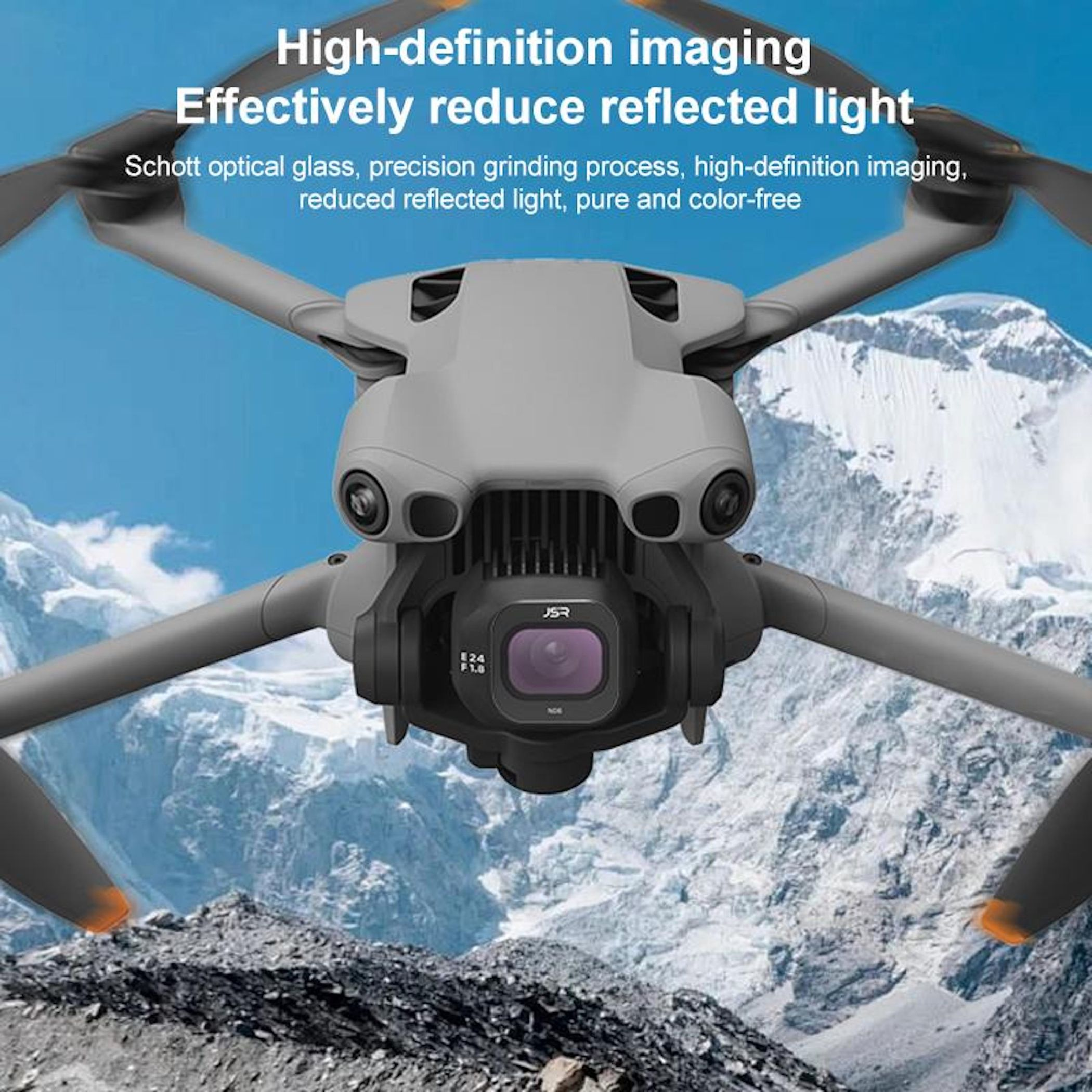 Graue Drohne mit Kamera fliegt vor schneebedeckten Bergen.