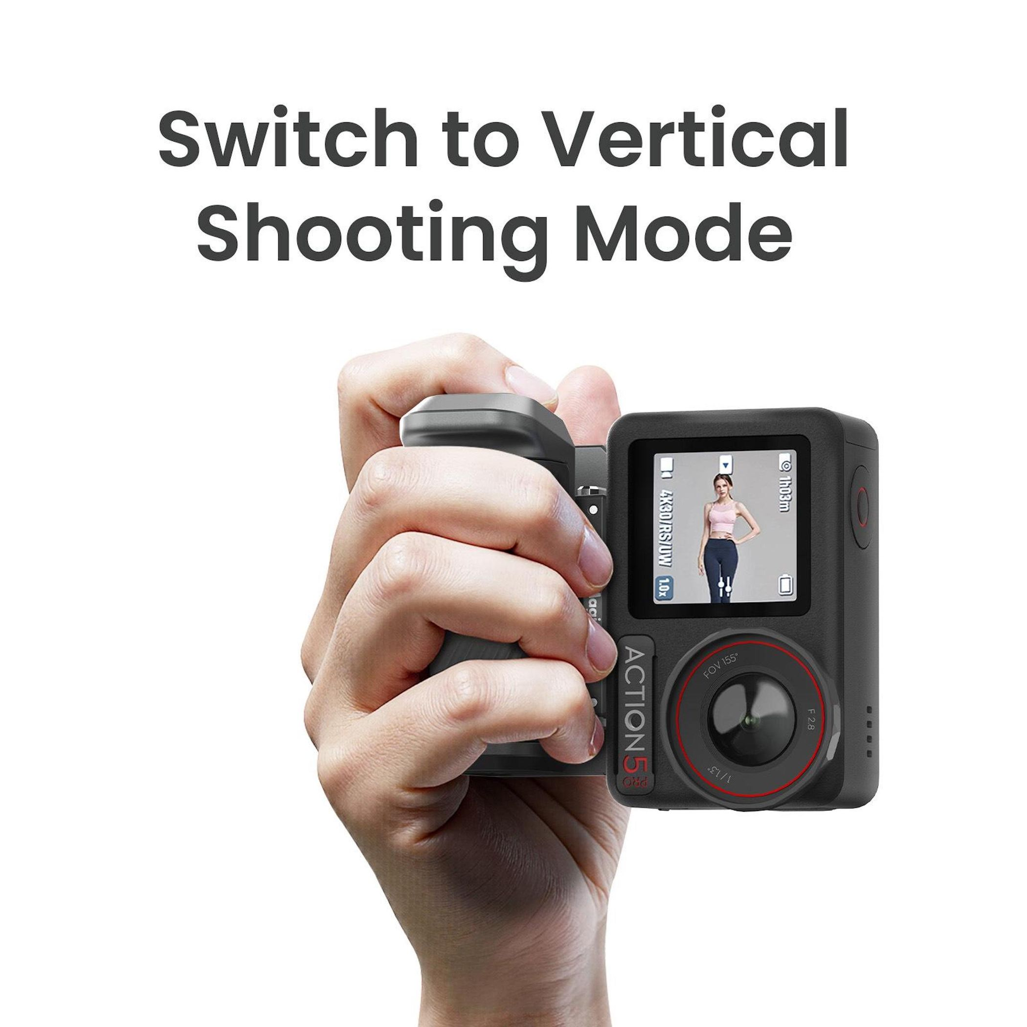 Una mano tiene una action camera nera con uno schermo che mostra una donna.