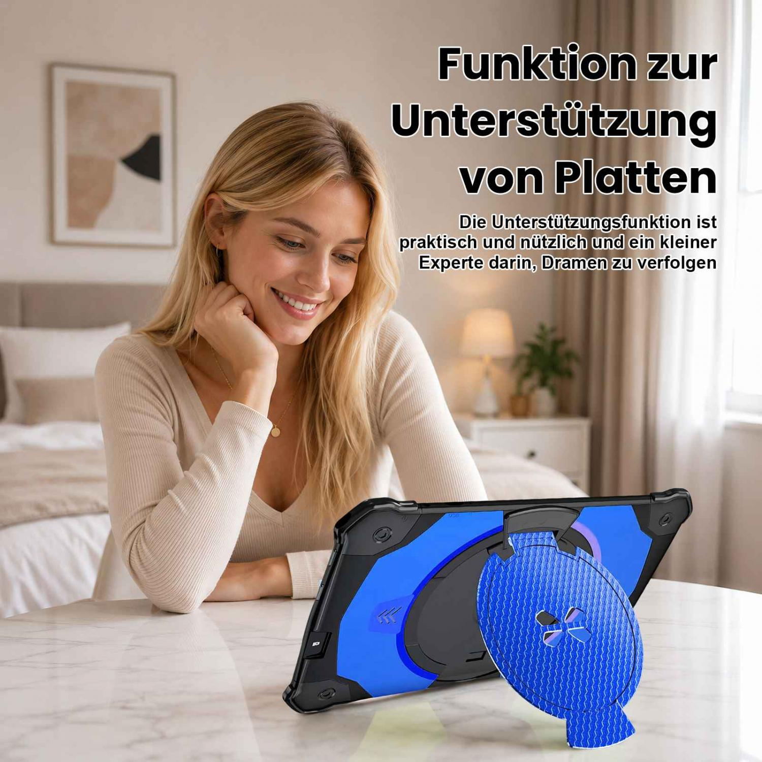 Eine Frau sitzt an einem Tisch und lächelt, während sie auf ein blaues Tablet schaut.