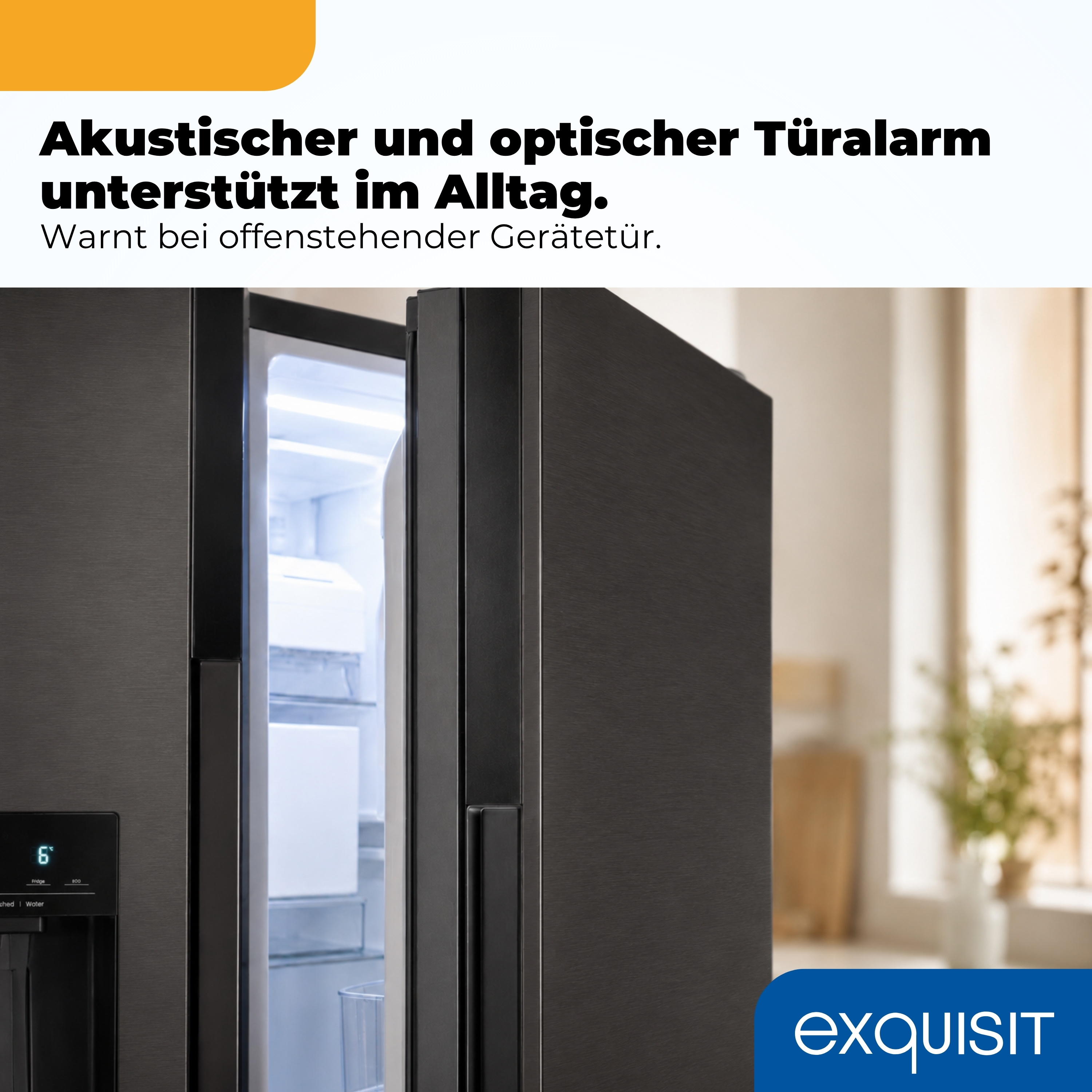 Ein schwarzer Kühlschrank mit offener Tür und beleuchtetem Innenraum.