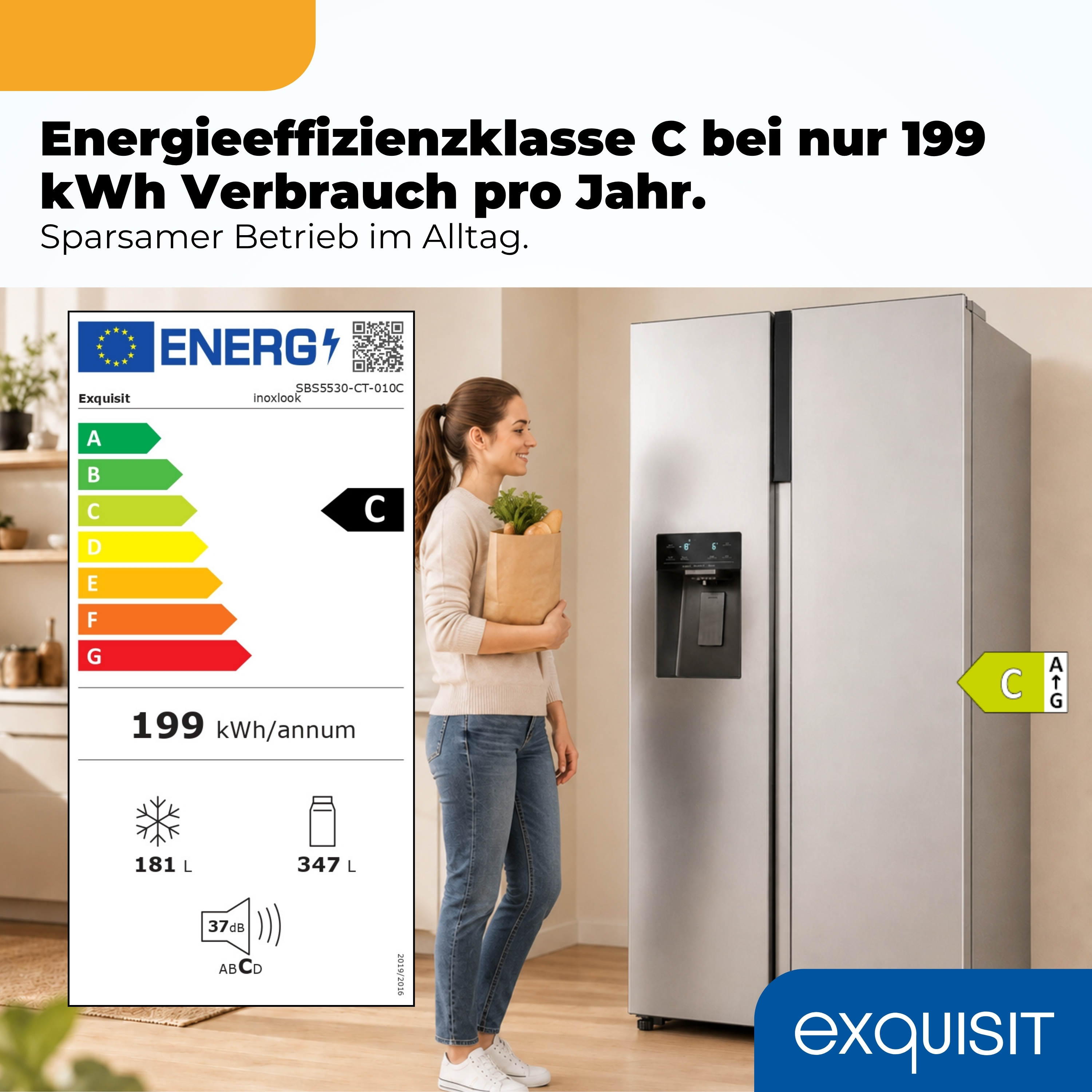 Frau mit Einkaufstüte vor einem Kühlschrank mit Energieeffizienzlabel C.