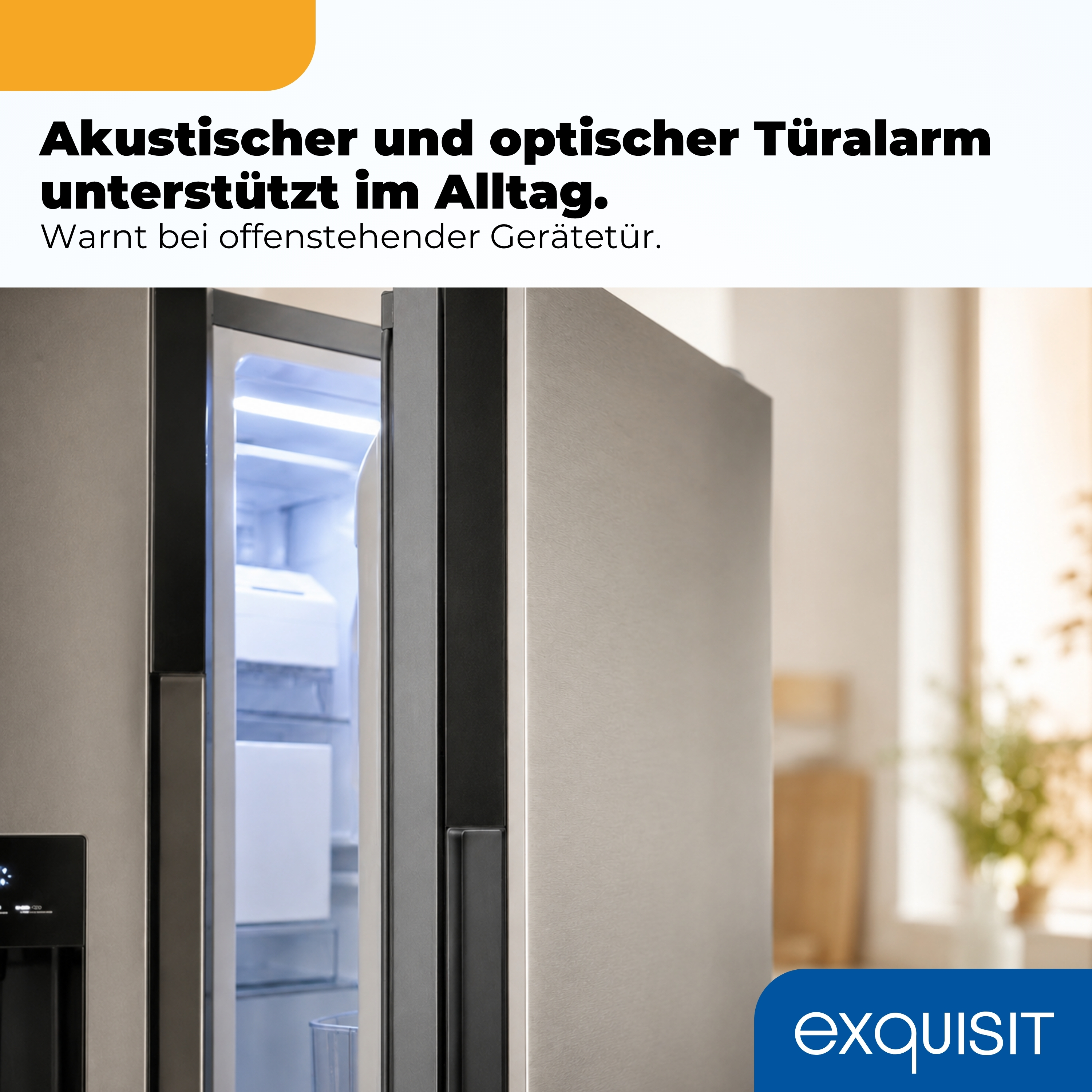 Ein offener Kühlschrank mit silbernen Türen und beleuchtetem Innenraum.