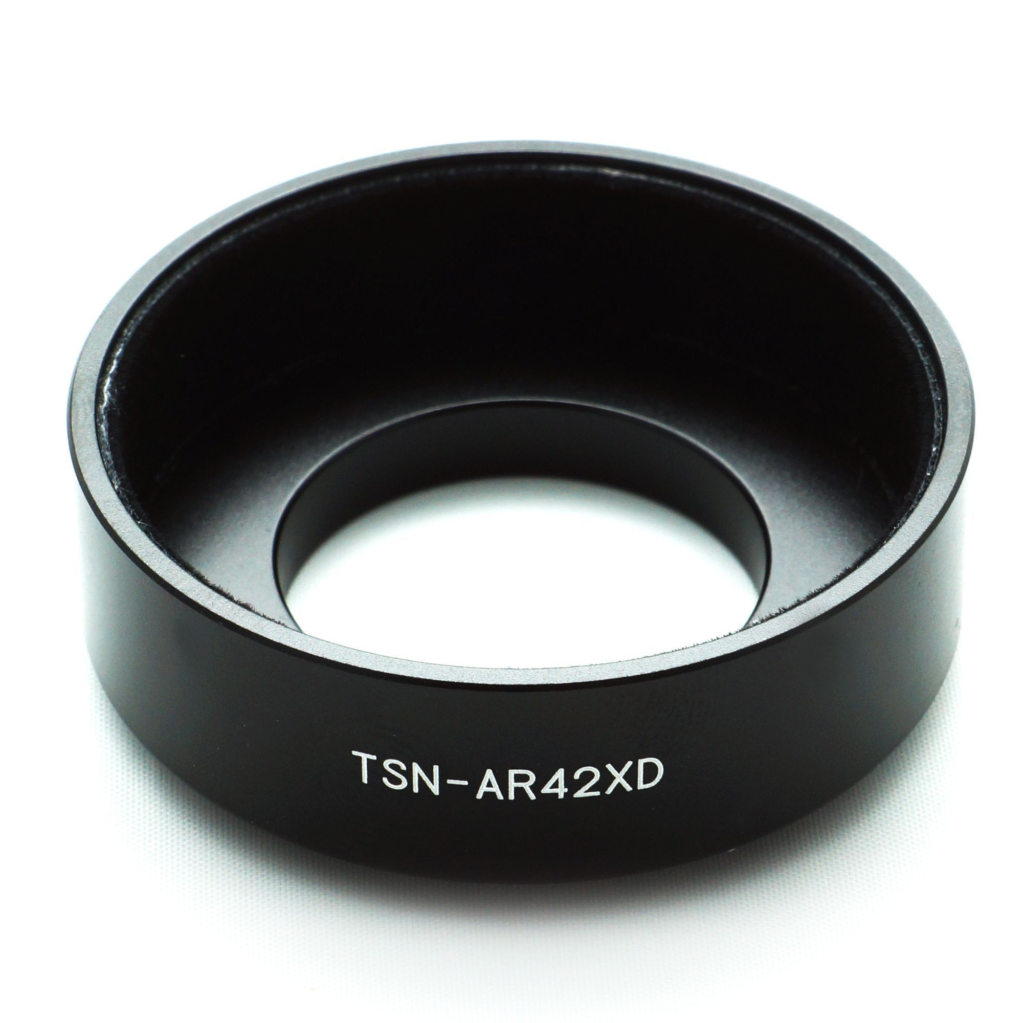 Schwarzer Objektivadapter mit der Aufschrift TSN-AR42XD auf weißem Hintergrund.