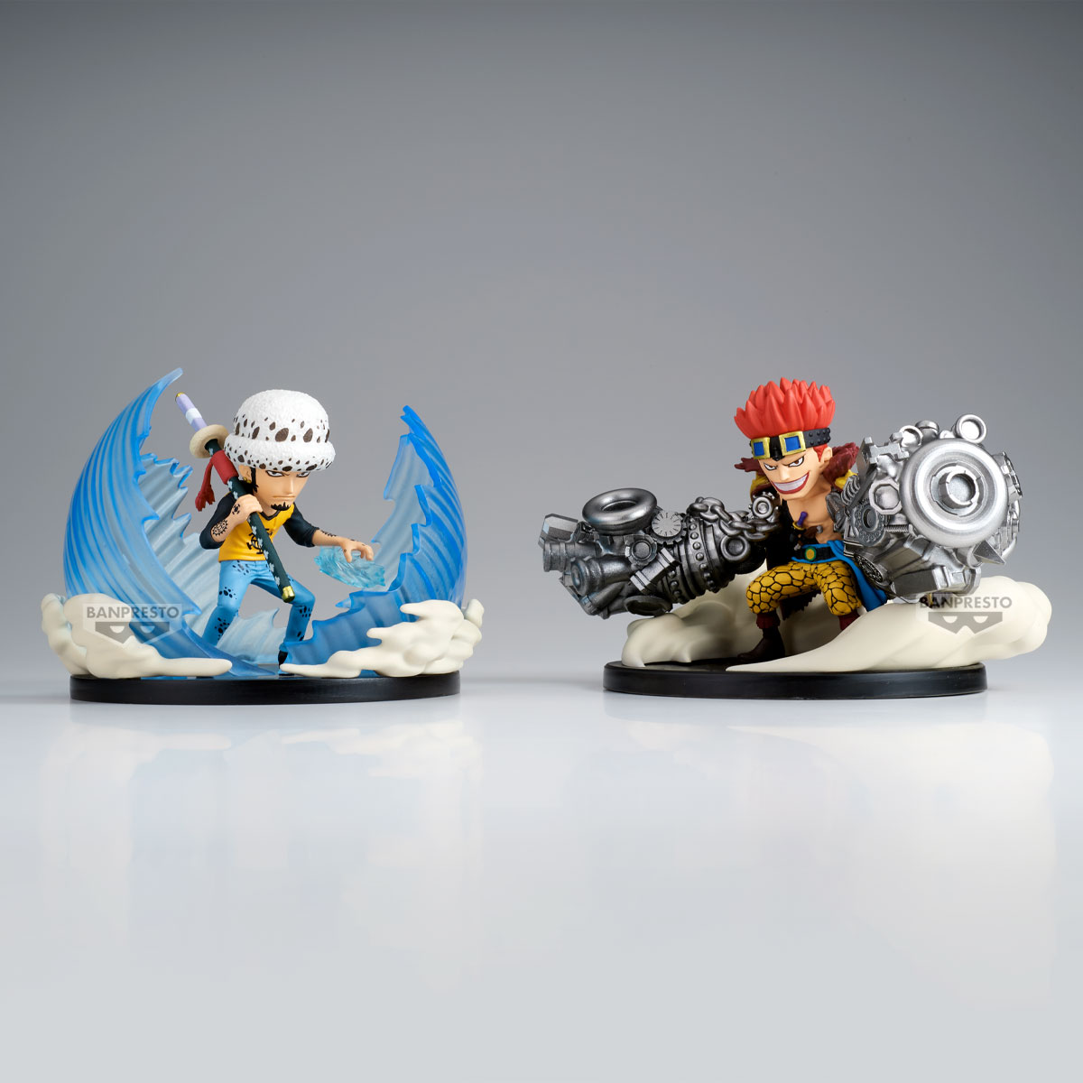Zwei Anime-Figuren: Eine mit Schwert und blauer Welle, die andere mit mechanischem Arm.
