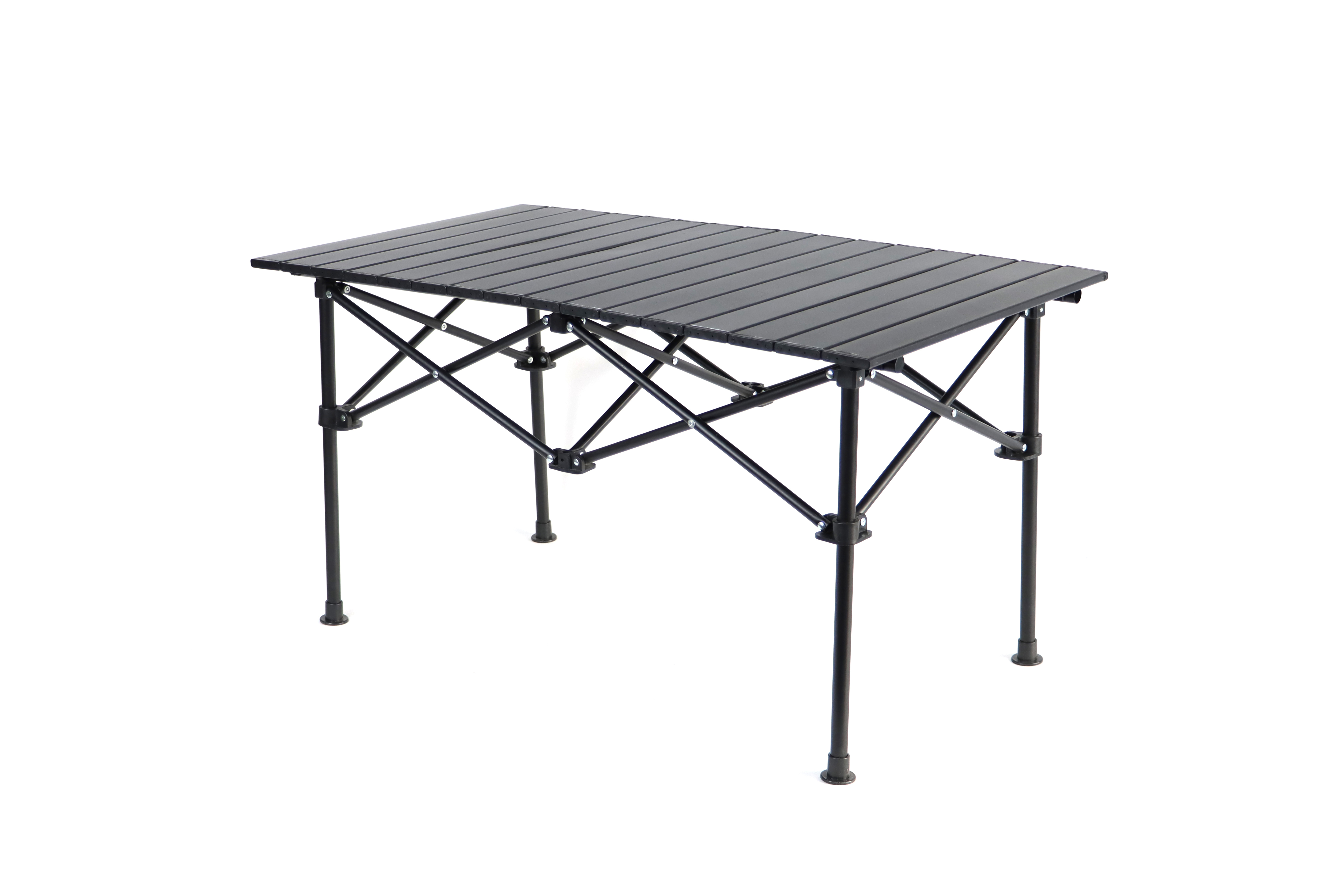 Ein schwarzer, zusammenklappbarer Campingtisch mit Lamellenplatte und X-förmigem Gestell.