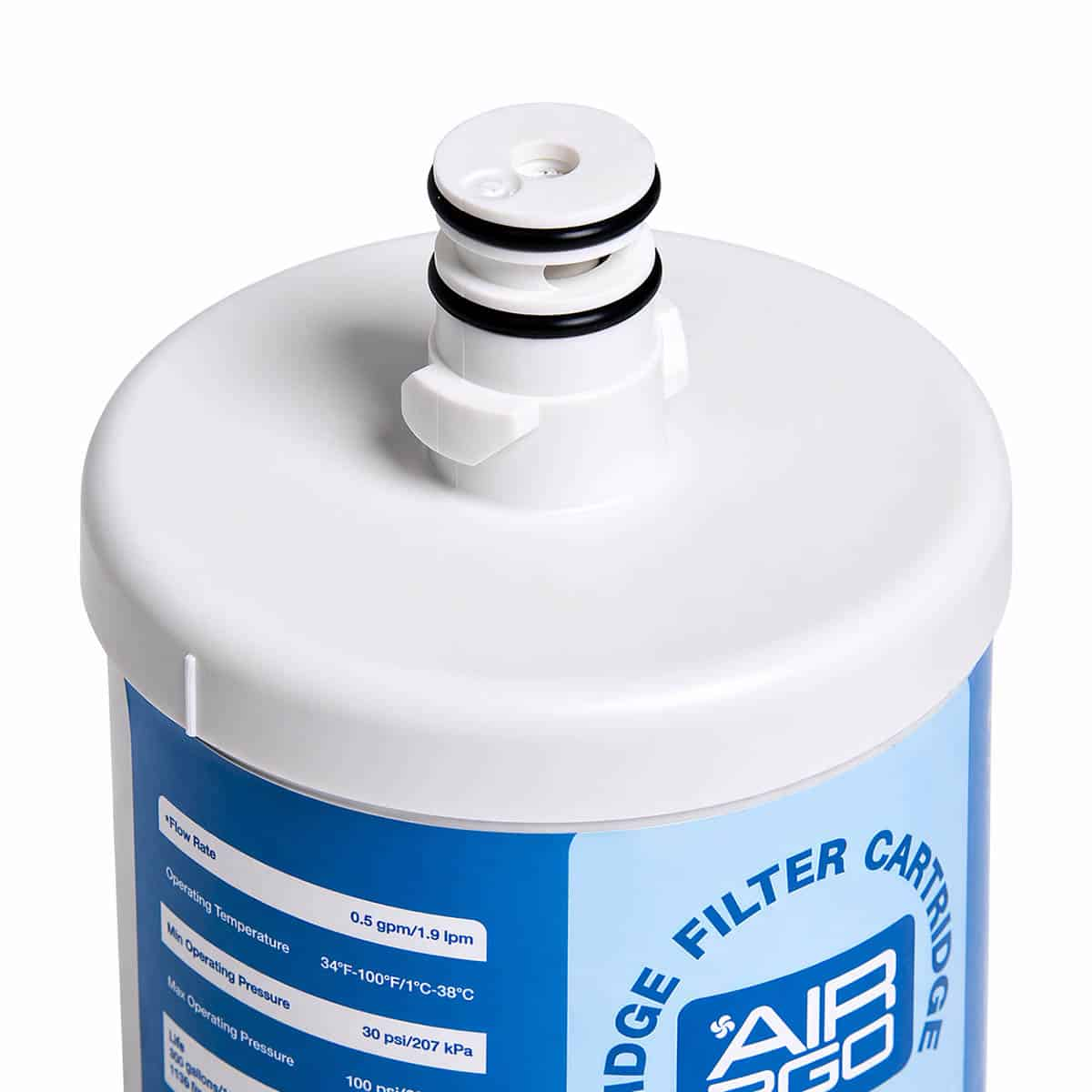 Nahaufnahme eines weißen Wasserfilters mit blauen Beschriftungen und schwarzen Dichtungsringen.