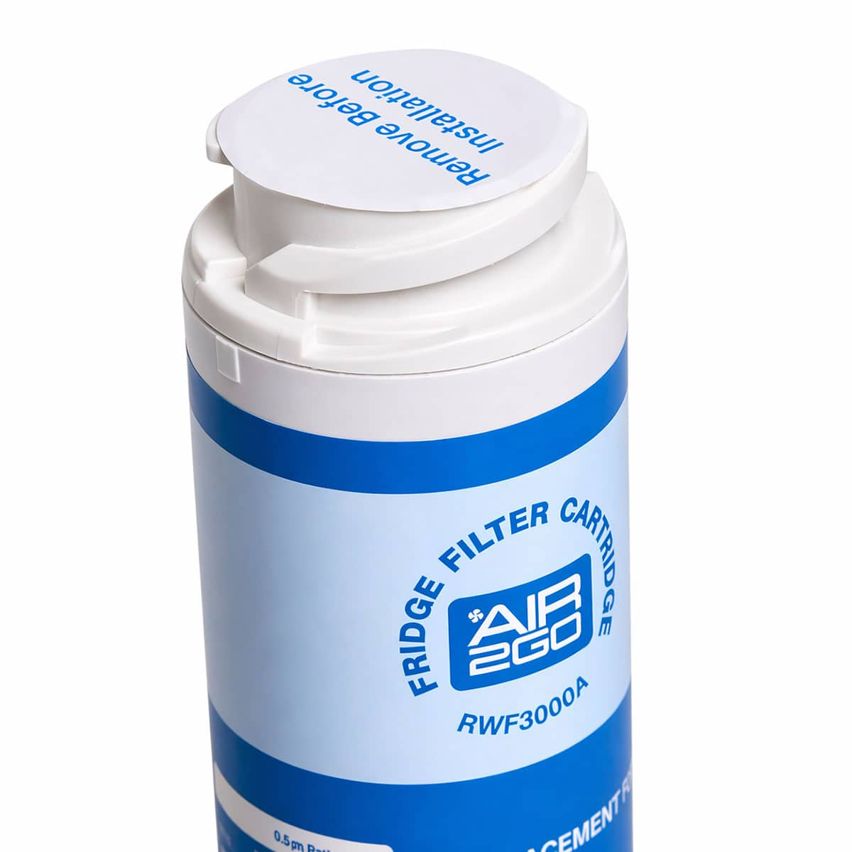 Ein weißer Kühlschrankfilter mit blauen Streifen und Aufkleber.
