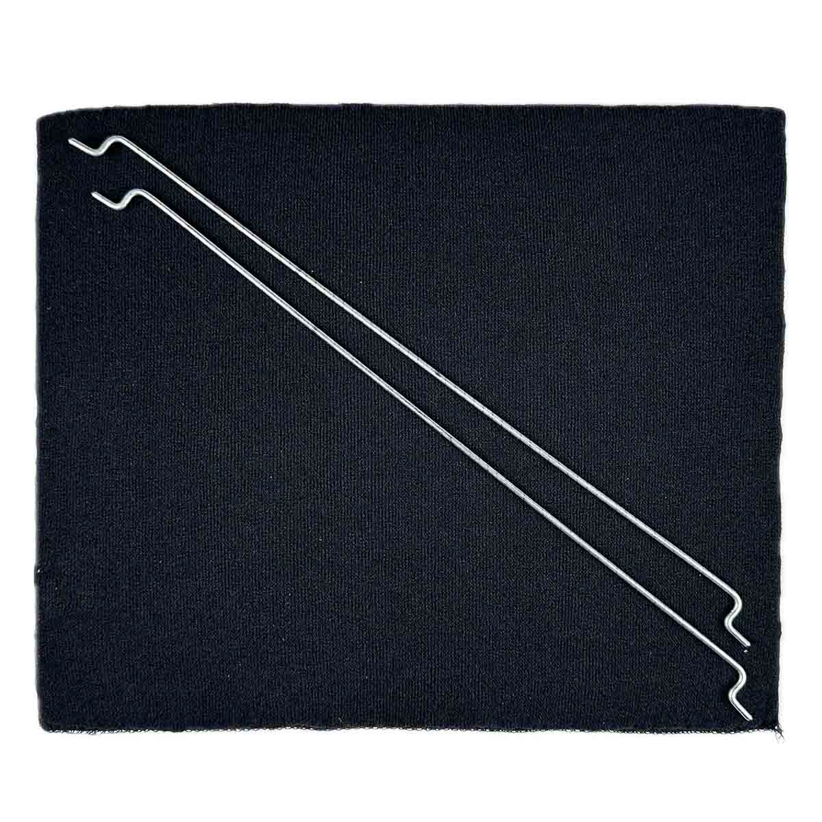 Zwei silberne Metallstäbe mit Hakenenden liegen diagonal auf schwarzem Stoff.
