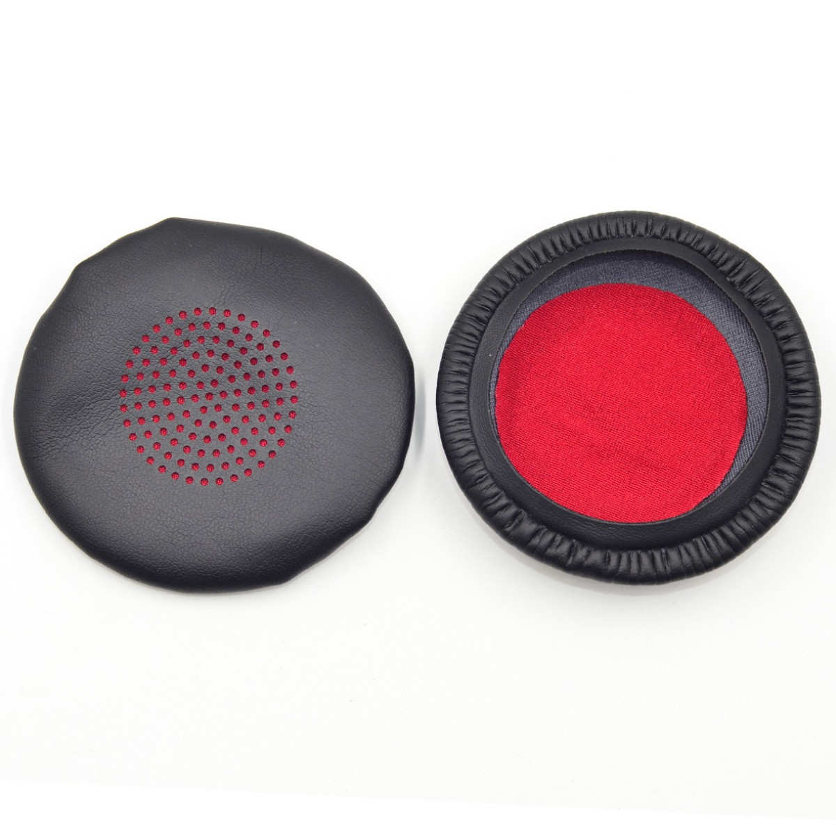 Zwei Ohrpolster, eines schwarz mit roten Perforationen, das andere schwarz mit rotem Stoff.