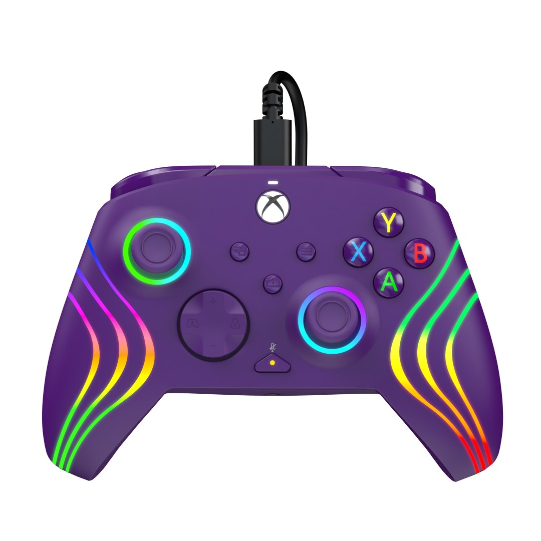 Fioletowy kontroler Xbox z kolorowymi akcentami świetlnymi i kablem USB.