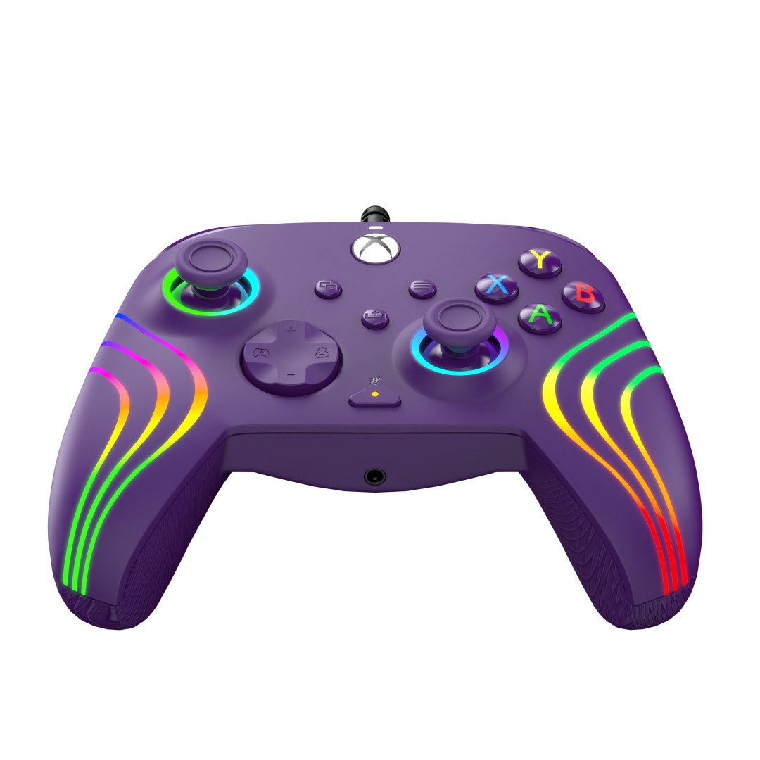 Fioletowy kontroler Xbox z kolorowymi paskami RGB na uchwytach.
