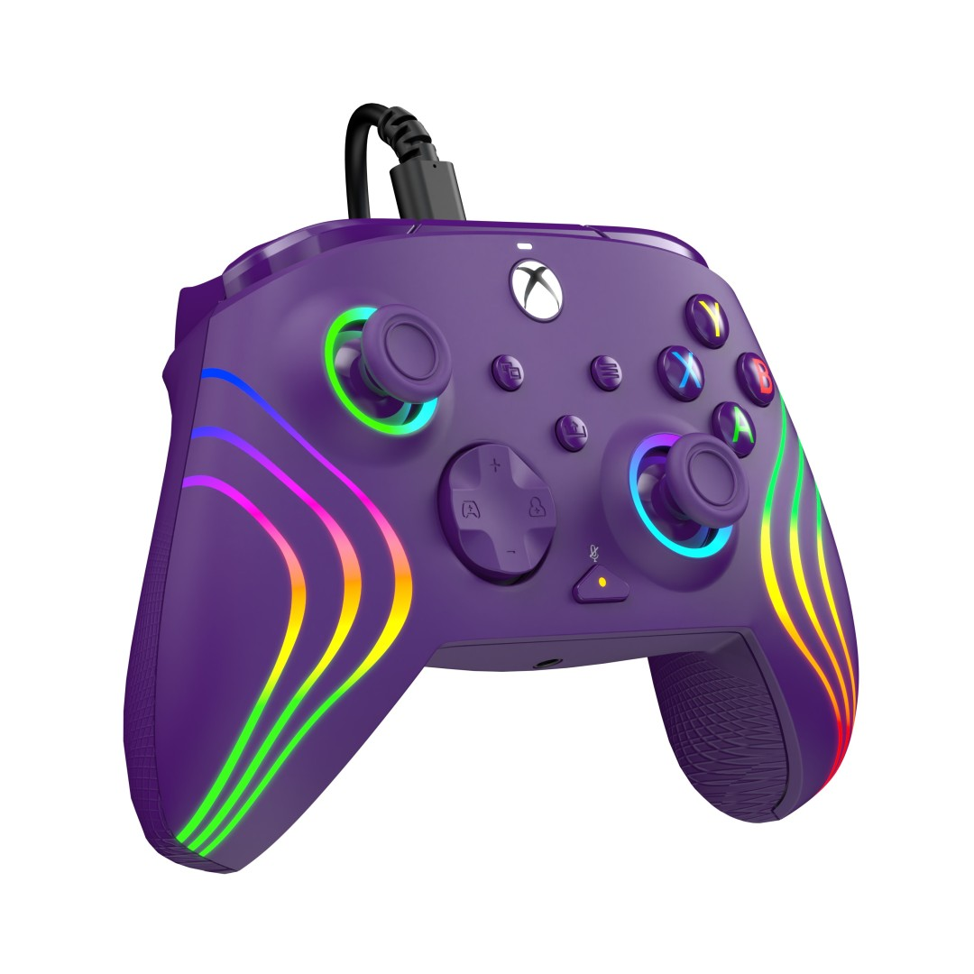 Fioletowy kontroler Xbox z tęczowymi akcentami LED i kablem.