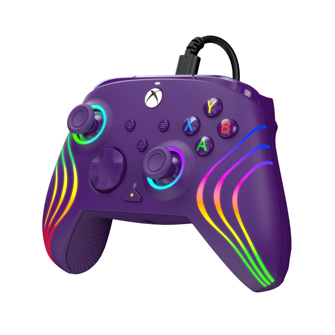 Fioletowy kontroler Xbox z tęczowymi diodami LED i kablem.