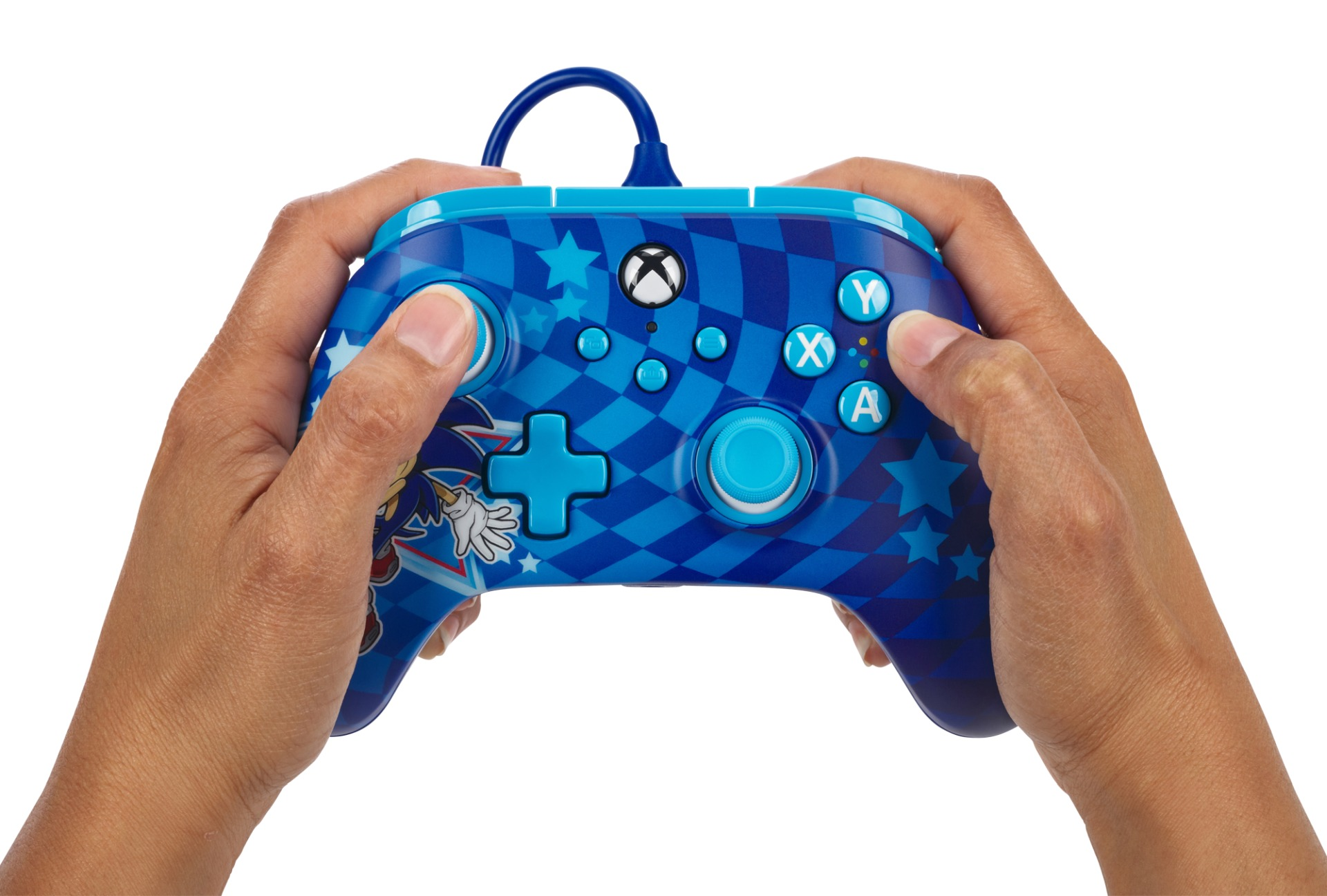 Dłonie trzymające niebieski kontroler Xbox z motywem Sonica i gwiazd.