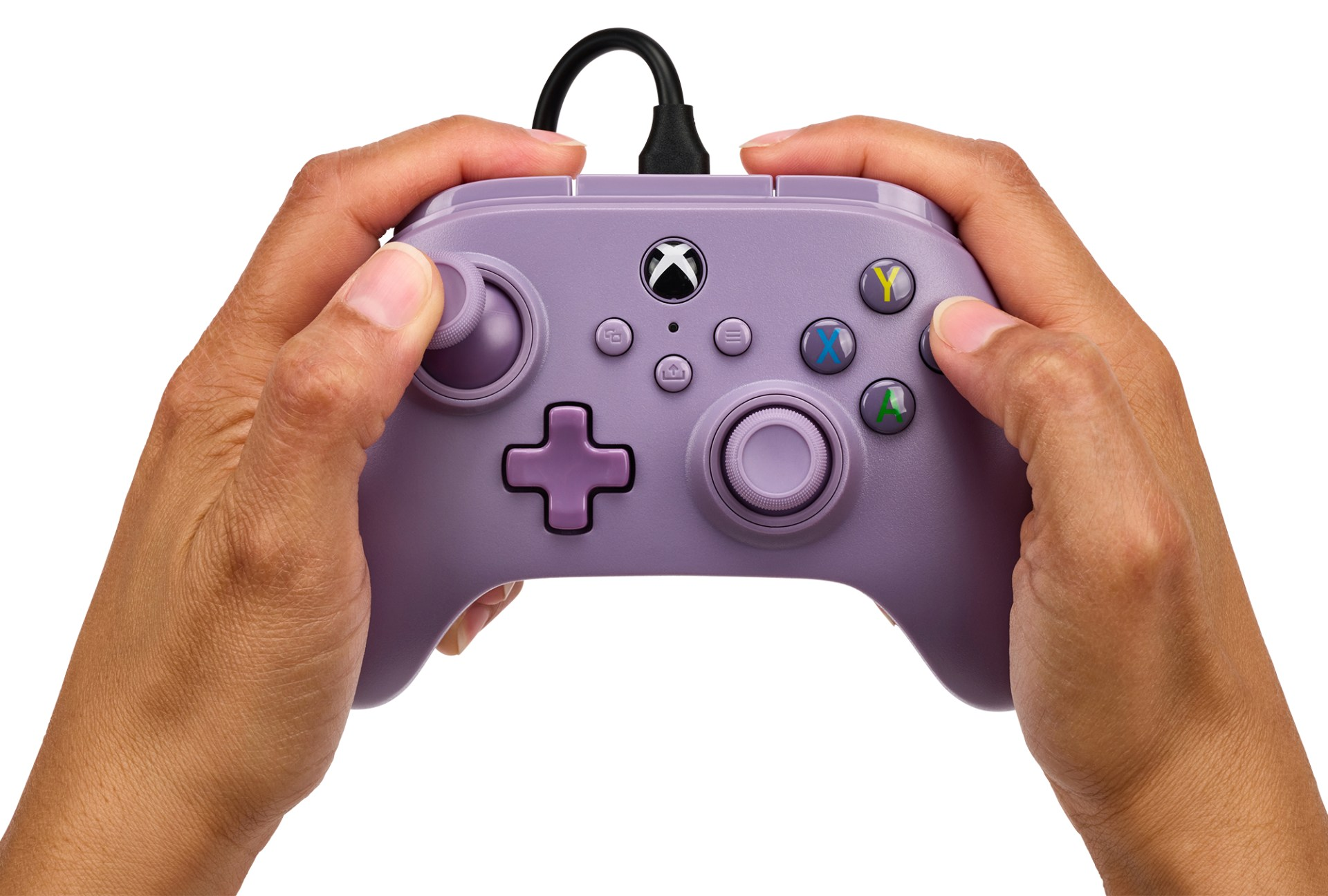 Mani che tengono un controller Xbox lavanda con cavo nero.