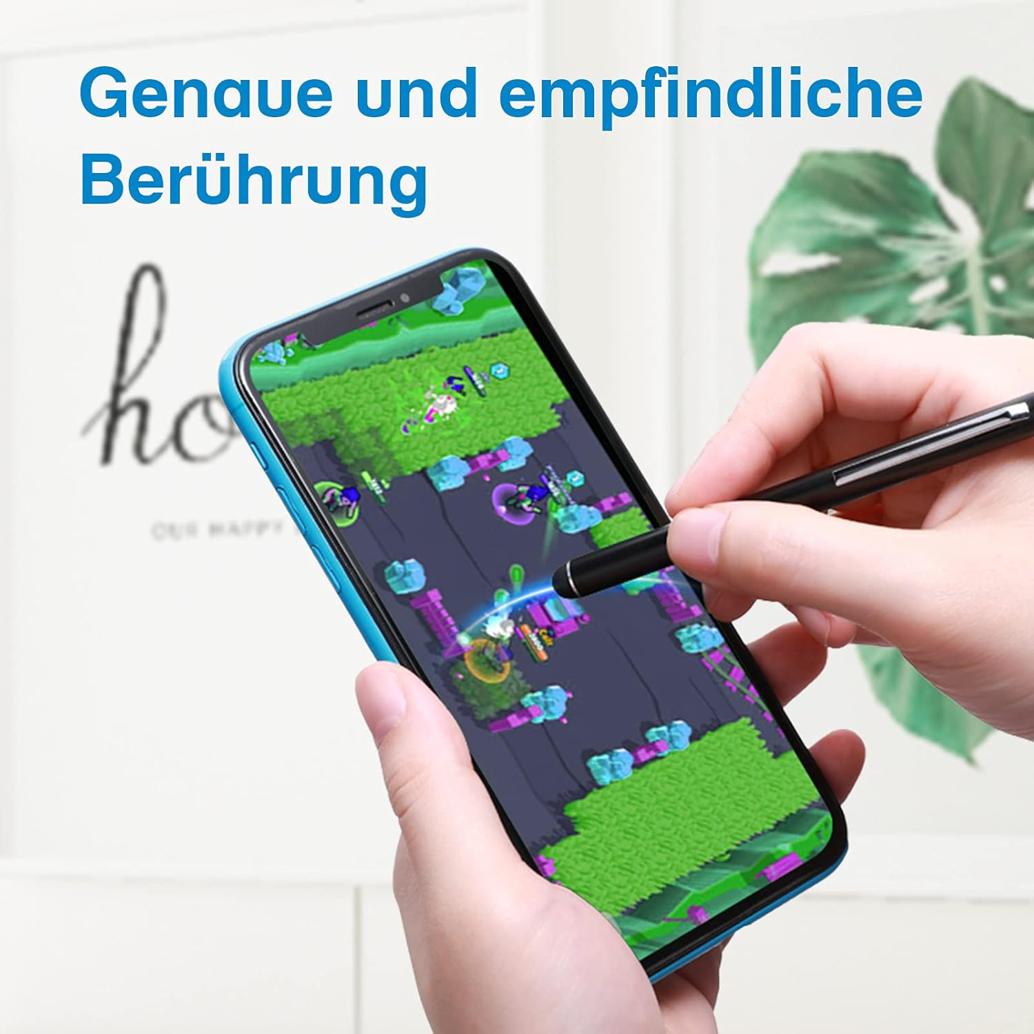 Una mano usa un lápiz óptico para jugar un juego móvil.