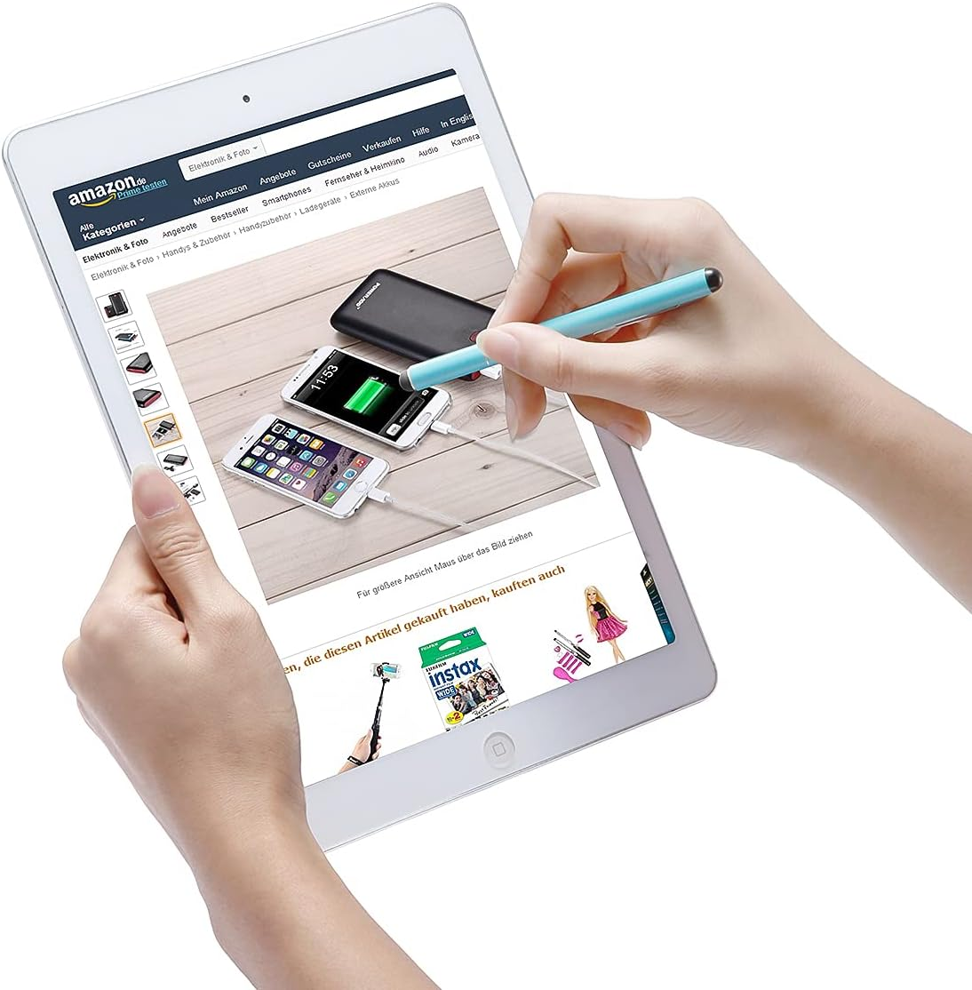 Una mano usa un lápiz óptico azul en una tableta que muestra Amazon.com.