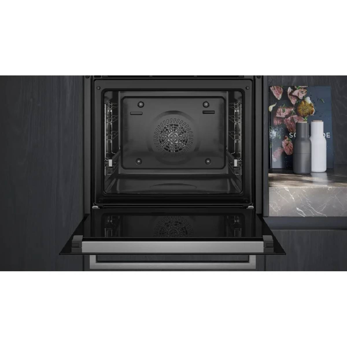 Un horno empotrado moderno con puerta abierta, ventilador e iluminación interior.