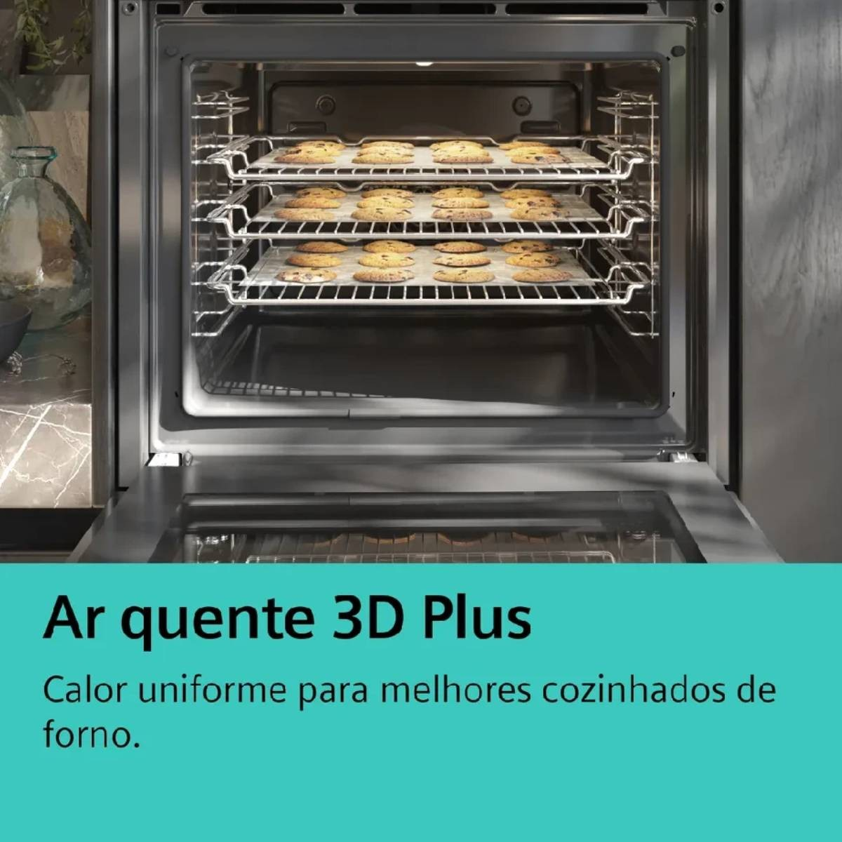 Tres rejillas de galletas dentro de un horno abierto.