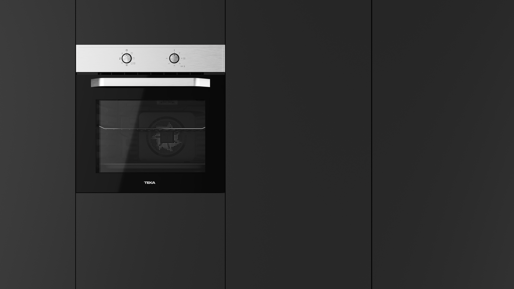 Horno empotrable moderno con detalles de acero inoxidable y puerta de cristal negra.