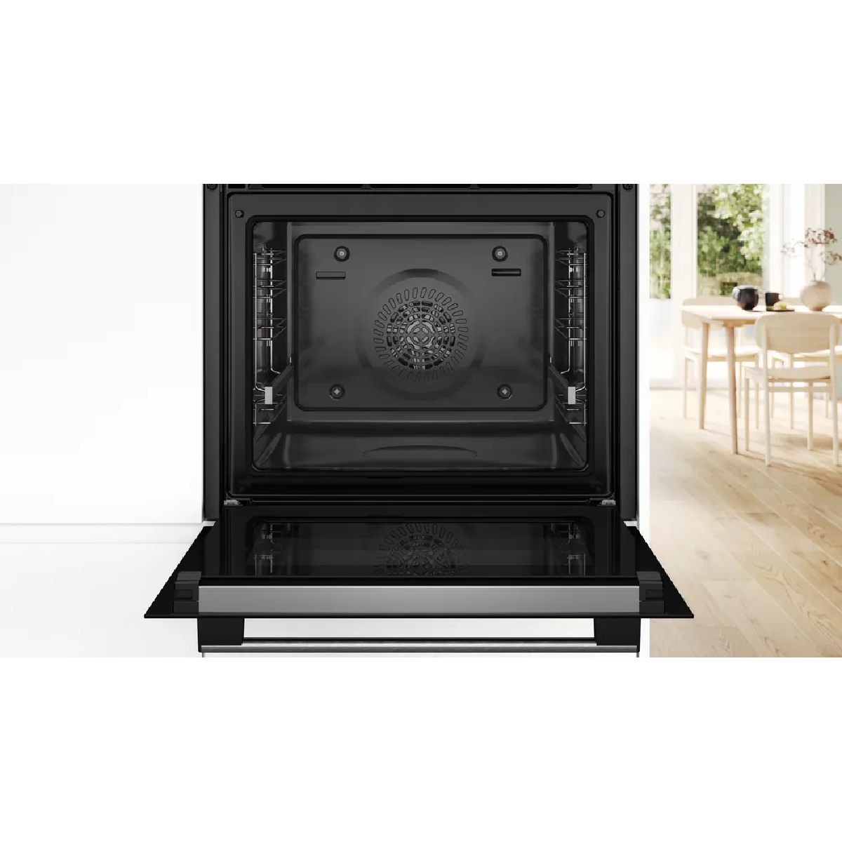 Un forno da incasso aperto con porta nera e maniglia in acciaio inox.