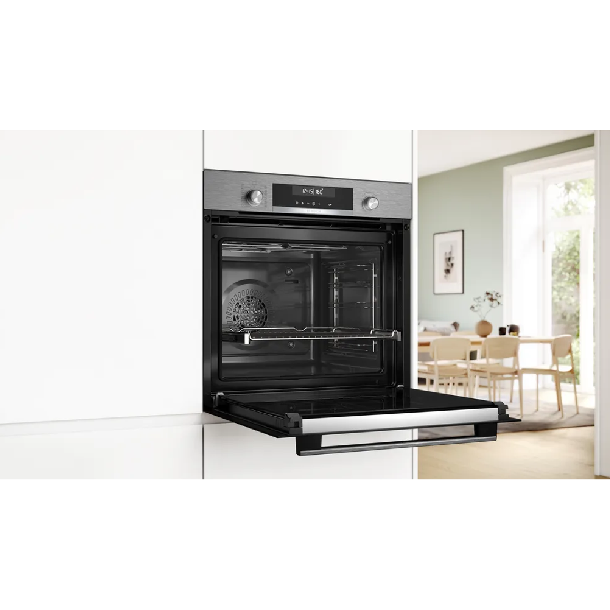 Un forno moderno con la porta aperta, accanto a una zona pranzo in cucina.