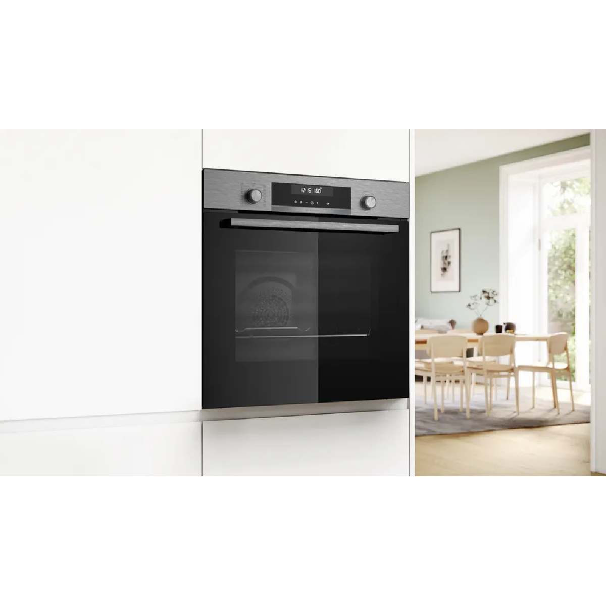 Forno da incasso moderno con porta in vetro nero e display digitale accanto a una zona pranzo.