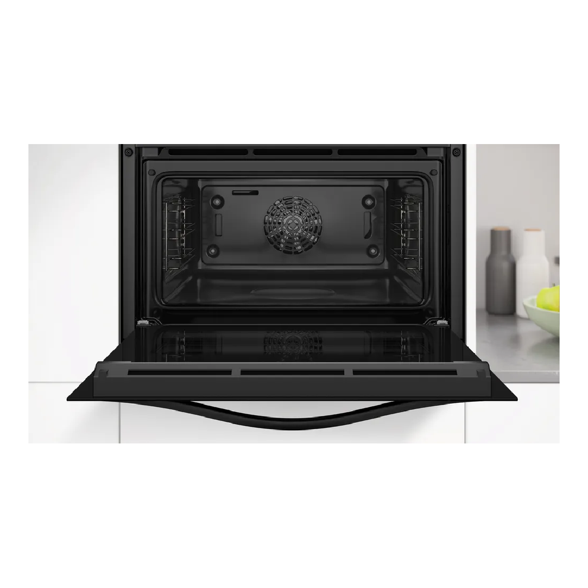 Un horno empotrado negro abierto con ventilador y rejillas.