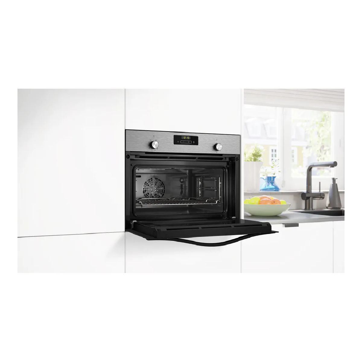 Un horno abierto de acero inoxidable en una cocina blanca, con reloj digital y ventilador visibles.