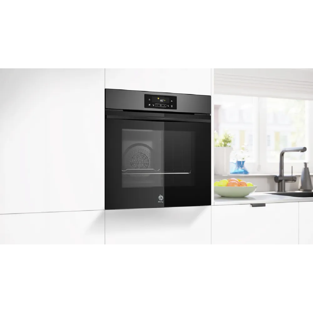 Un moderno forno da incasso nero con display digitale, accanto a un lavello.