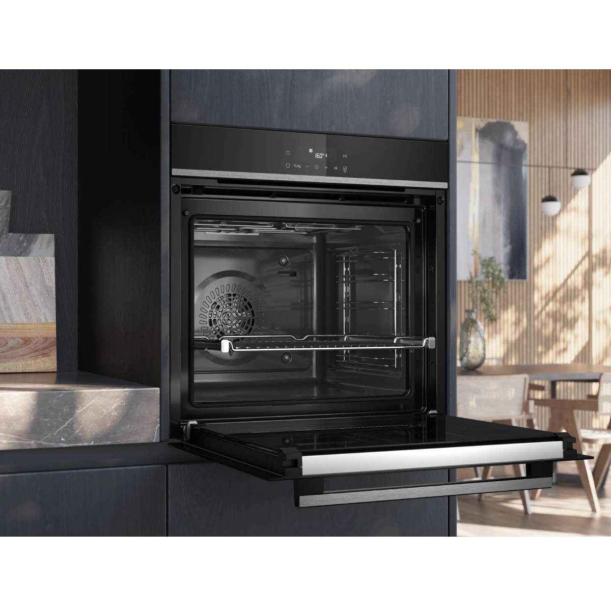 Forno da incasso moderno con porta aperta e display digitale in cucina.