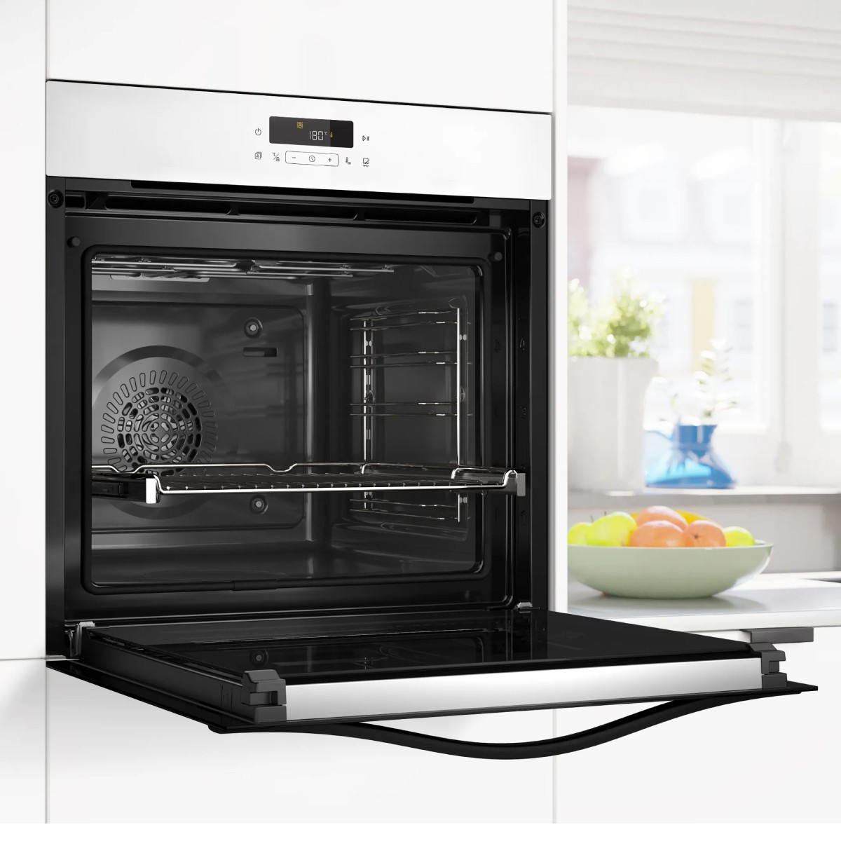 Un forno da incasso aperto con display digitale, ventola e griglie interne.