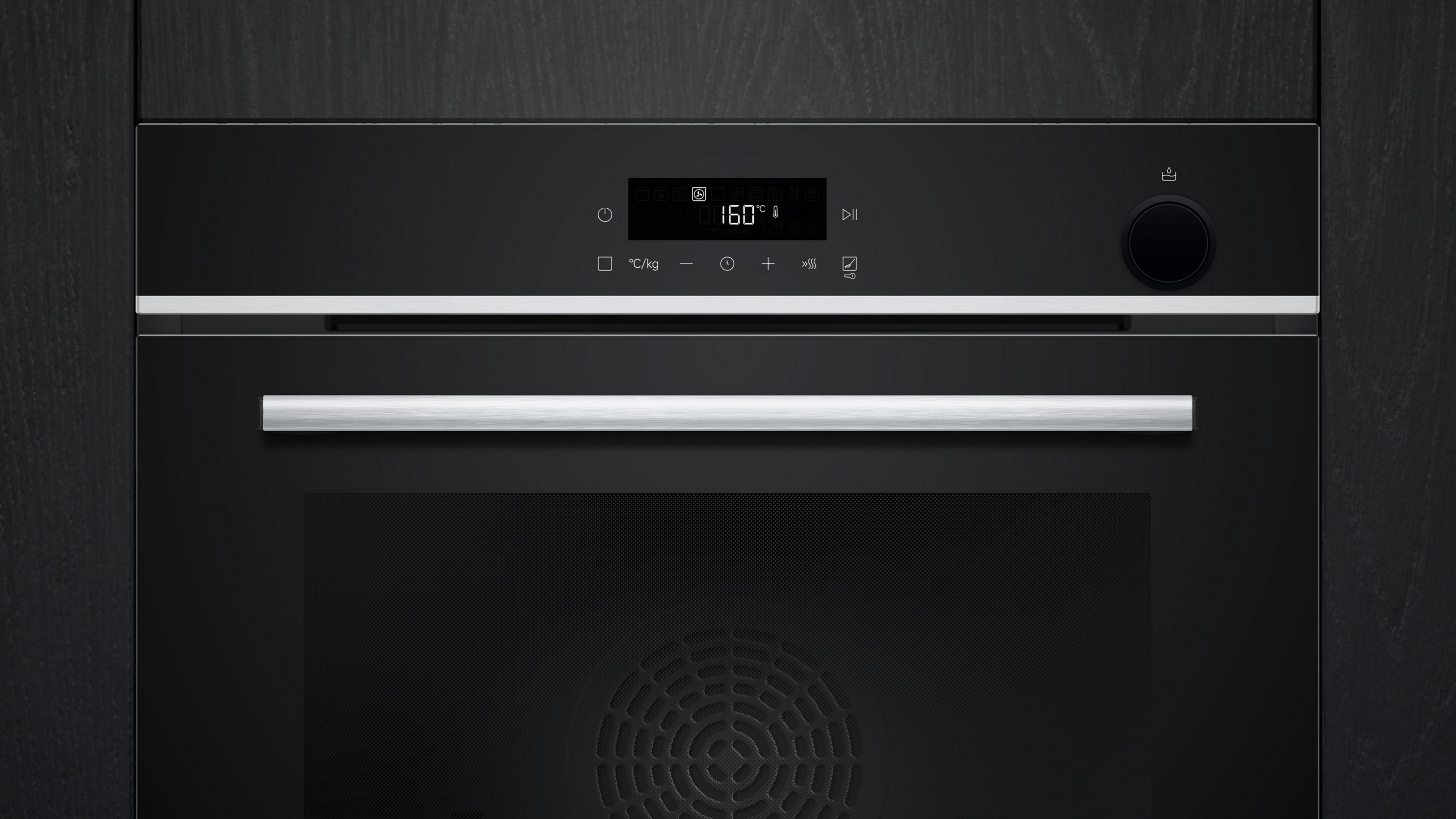 Un moderno forno nero con display digitale che mostra 160 gradi.