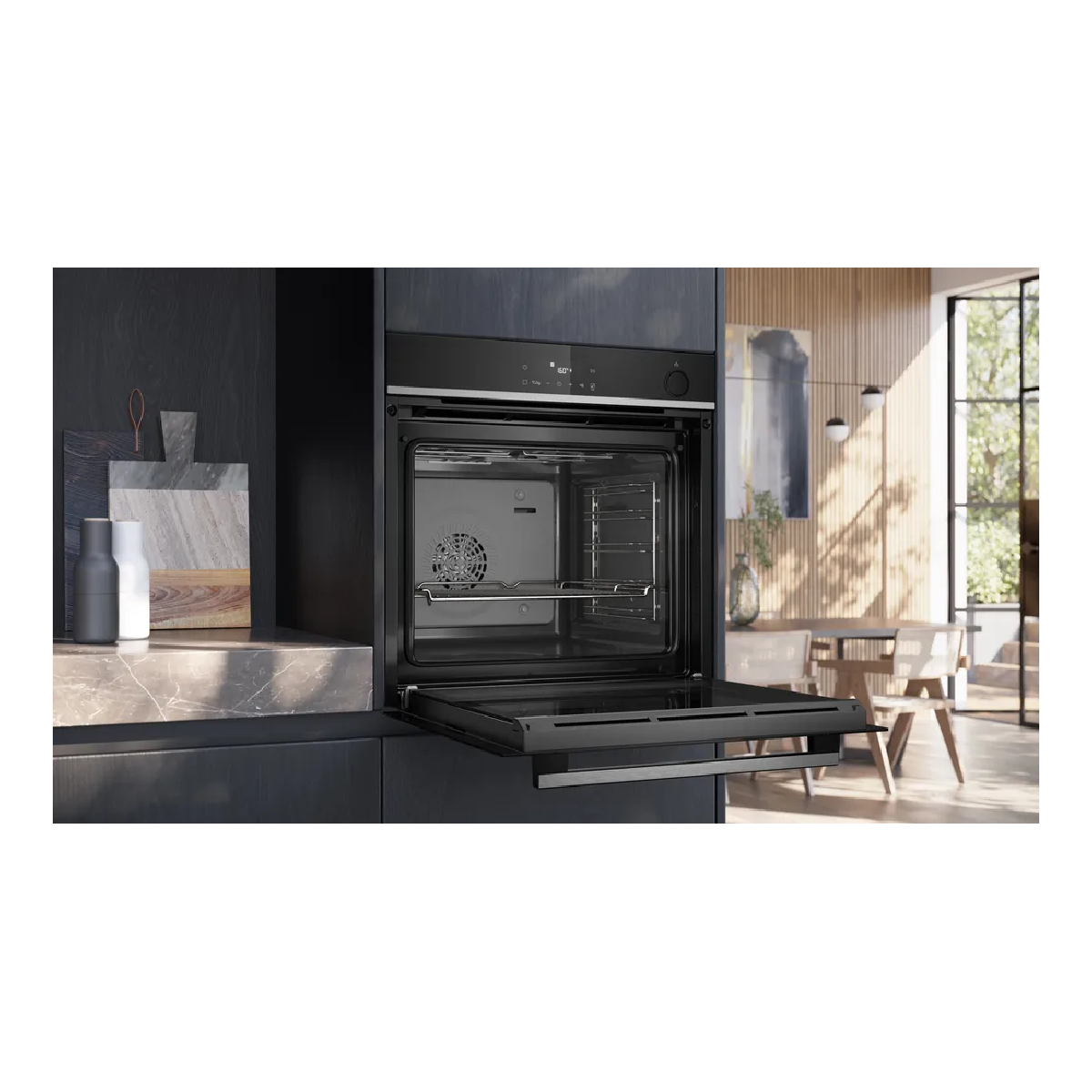 Forno da incasso moderno con porta aperta, accessori da cucina accanto.
