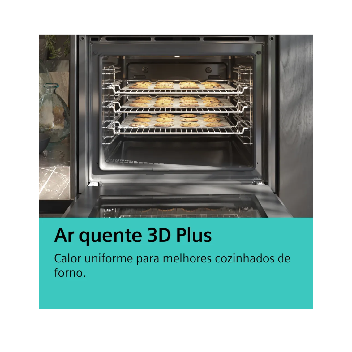 Un forno con tre teglie di biscotti all'interno.