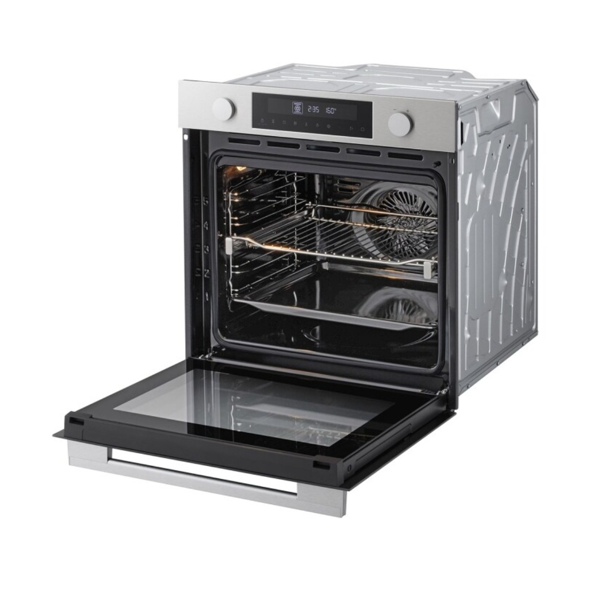 Un horno empotrado moderno con la puerta abierta. Se ven rejillas y un ventilador dentro.