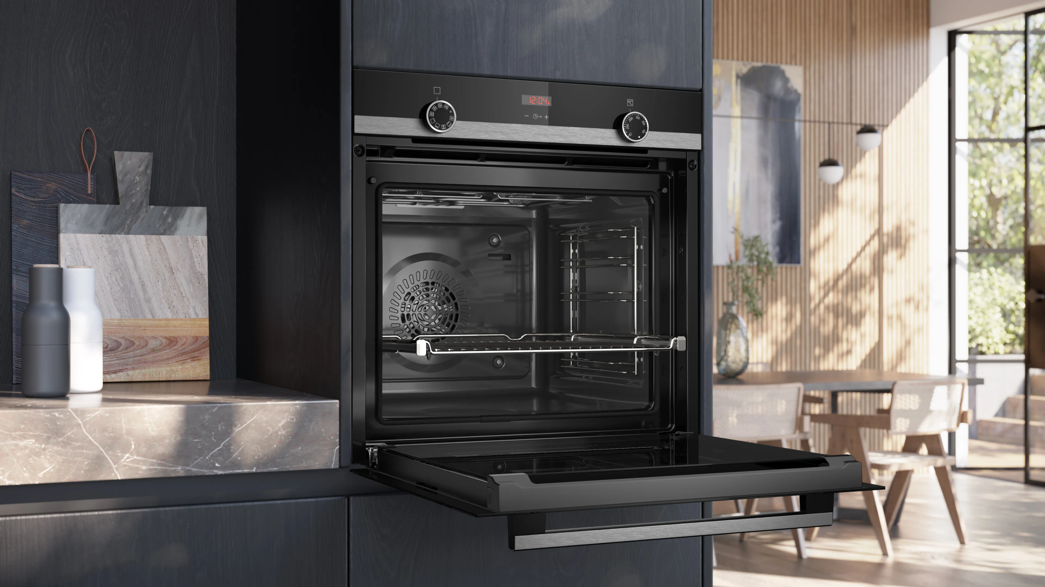 Forno da incasso aperto in cucina moderna con pareti in legno e sala da pranzo.