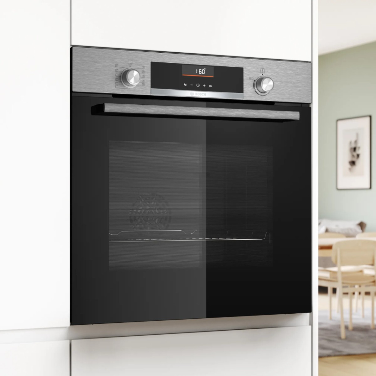 Forno da incasso moderno con dettaglio in acciaio inox e porta in vetro nero.
