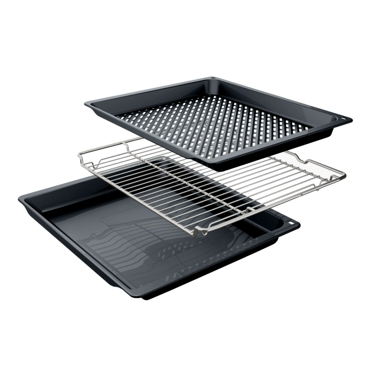 Tre accessori scuri per forno: una teglia forata, una griglia e una teglia piena.